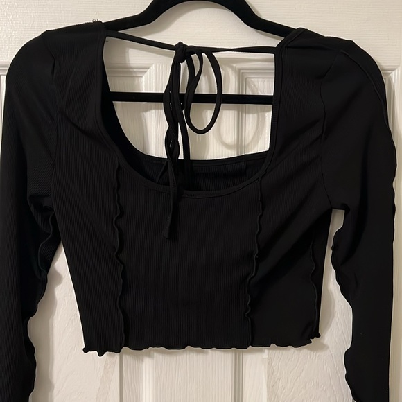 NWOT: Shein black ribbed crop top, with tie/low back & bell split sleeves - Picture 4 of 5
